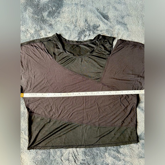 Lululemon Inhibitions Black Crop Tee Size 4 Athletic Shirt Cut out Top yoga - Picture 3 of 8